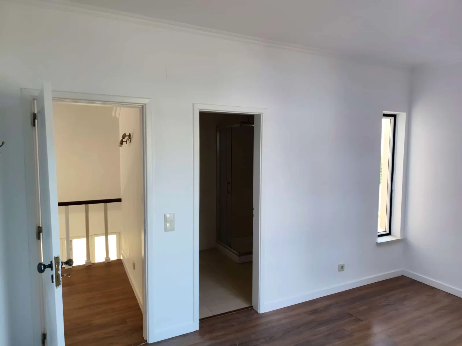 Quarto com portas e paredes acabadas em branco