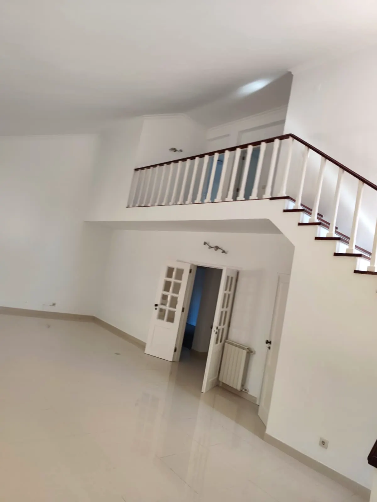 Escada interior e zona de circulação renovadas