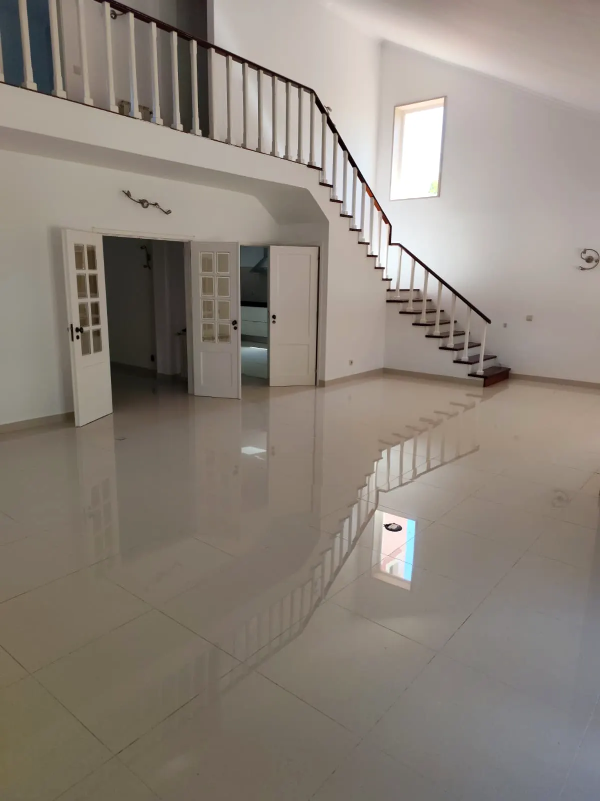 Escada e sala renovadas com acabamento branco
