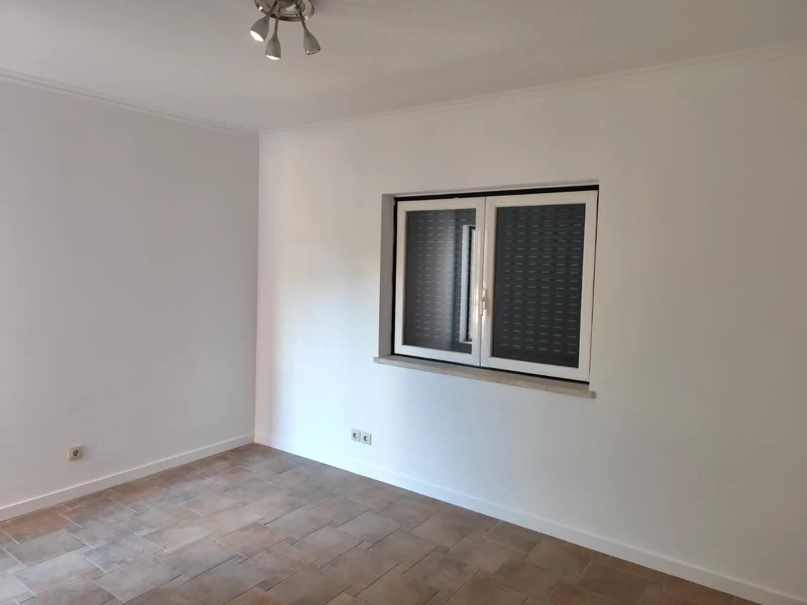 Quarto pintado com janela e rodapé branco