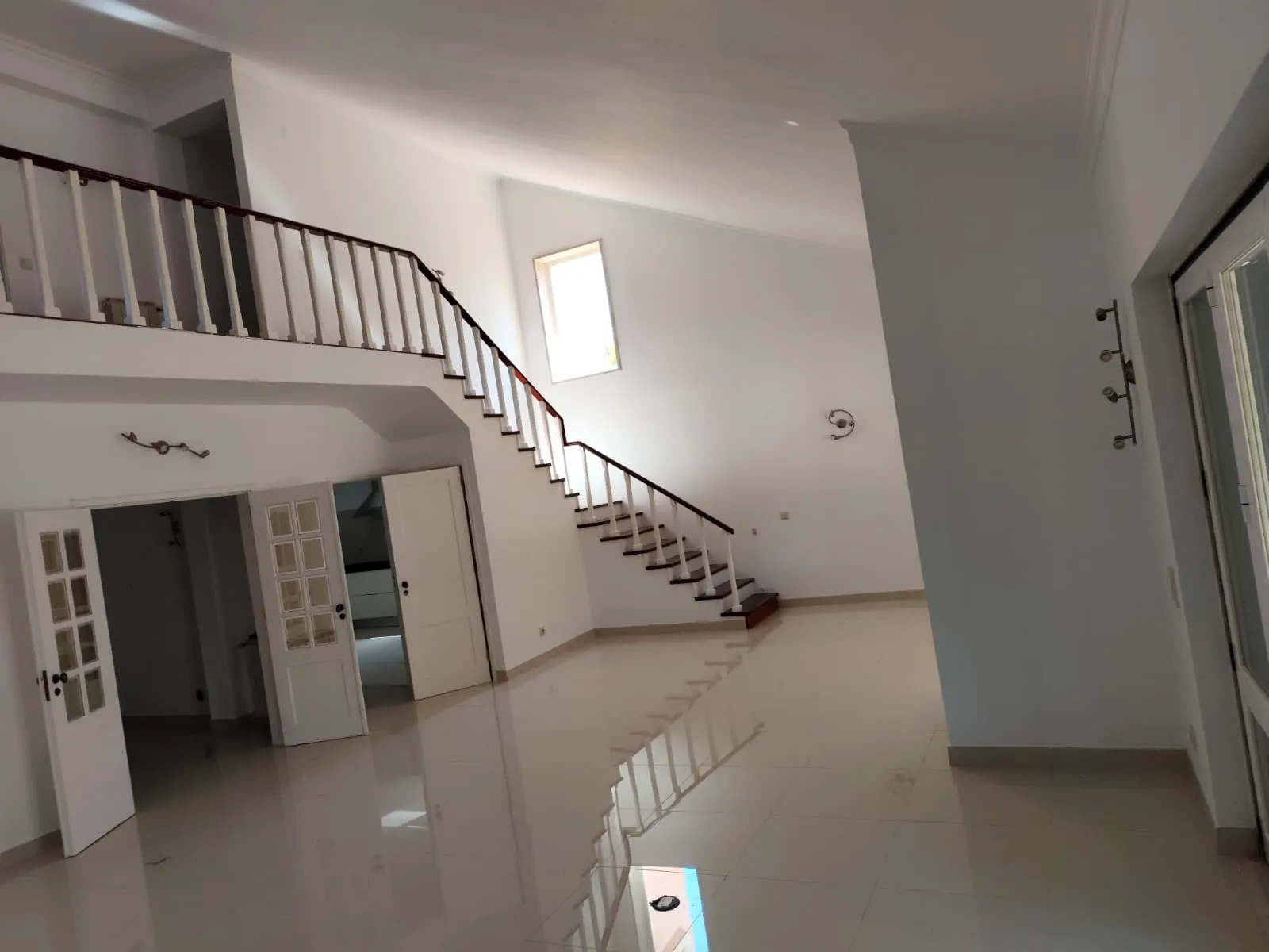 Sala e escada renovadas com paredes claras