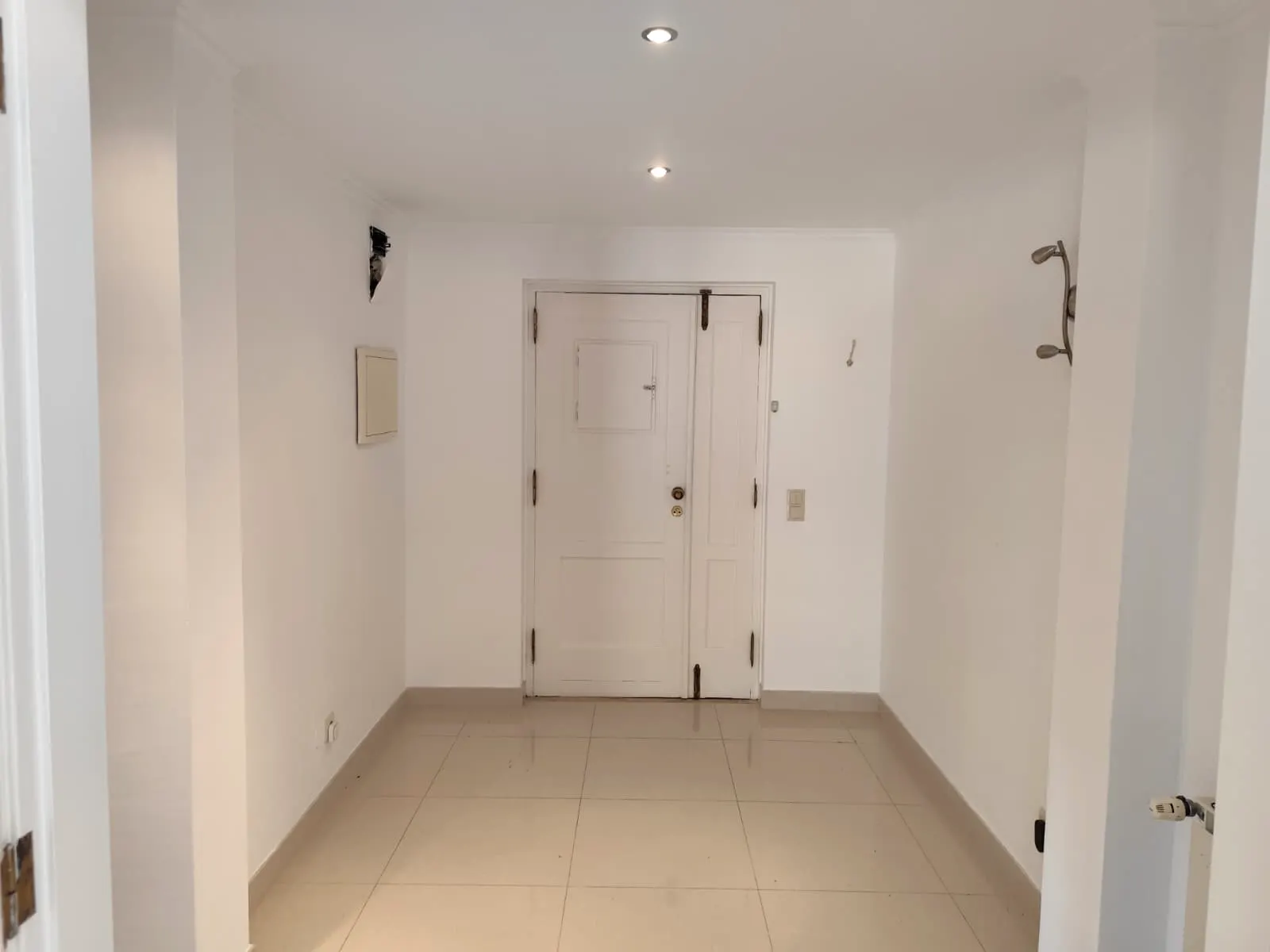 Hall de entrada pintado com focos embutidos