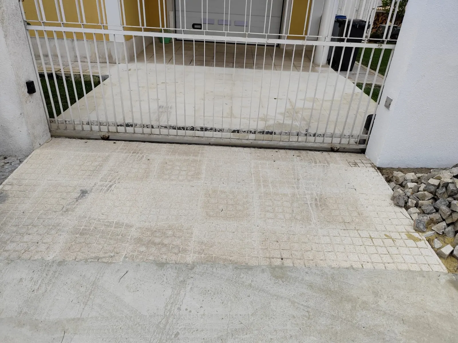 Entrada exterior e portão após intervenção
