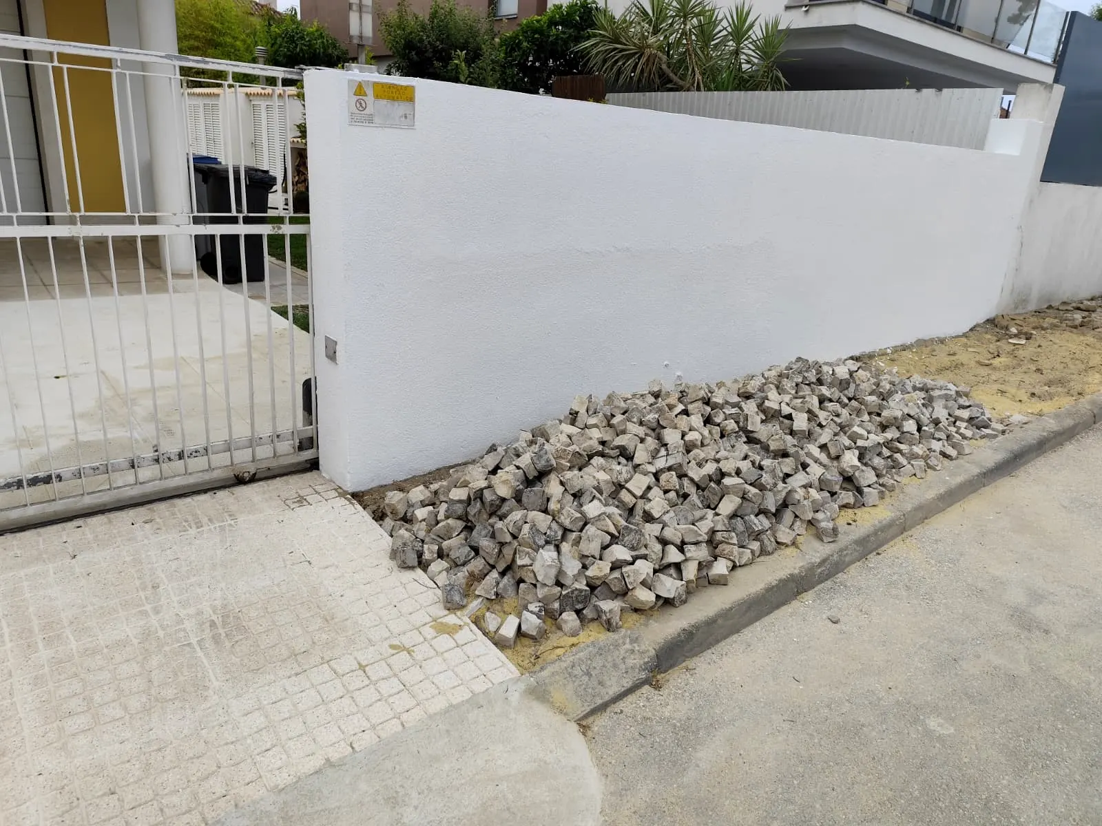 Muro exterior e zona de entrada renovados