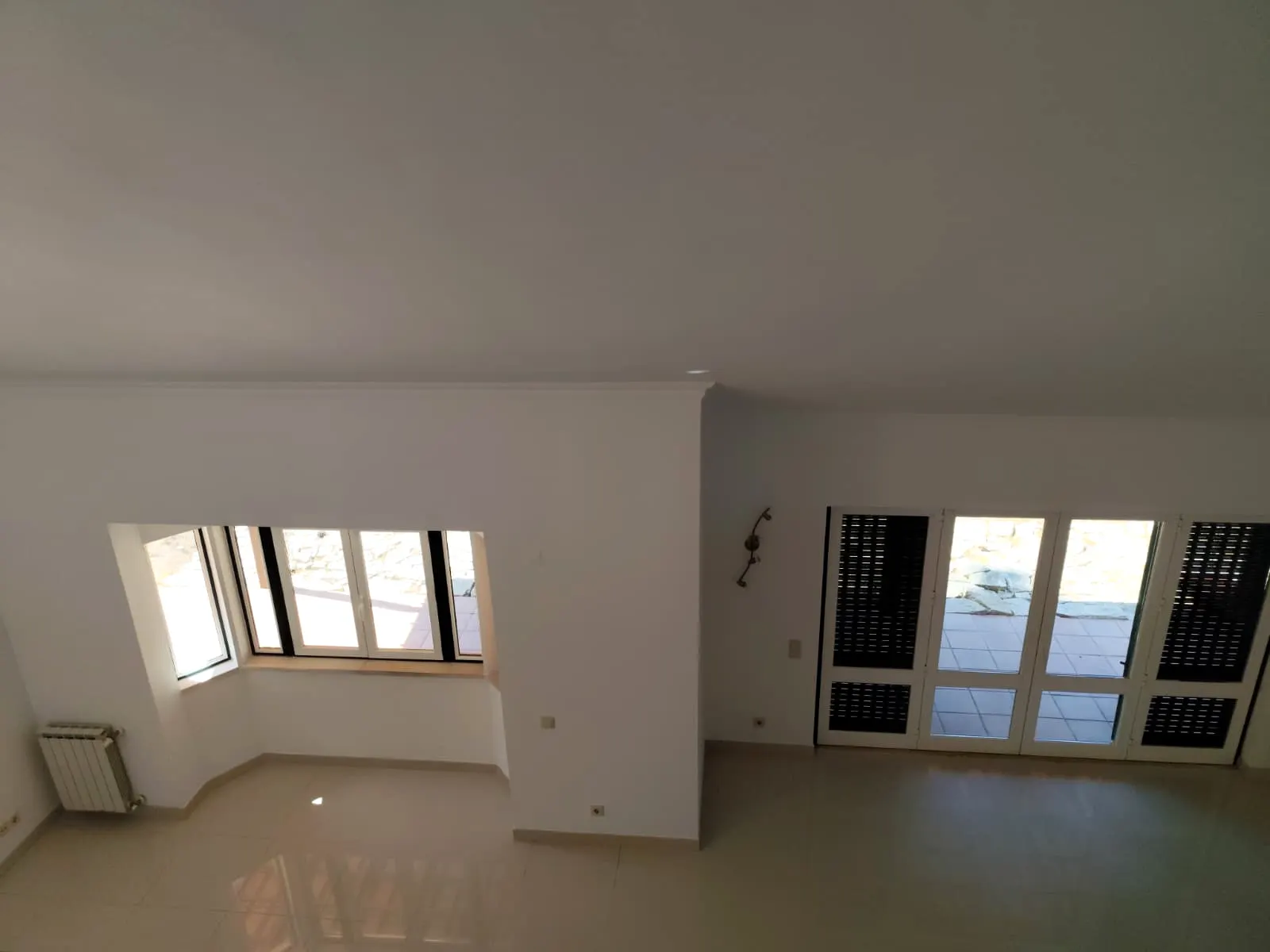 Vista superior de sala com portas e janelas renovadas