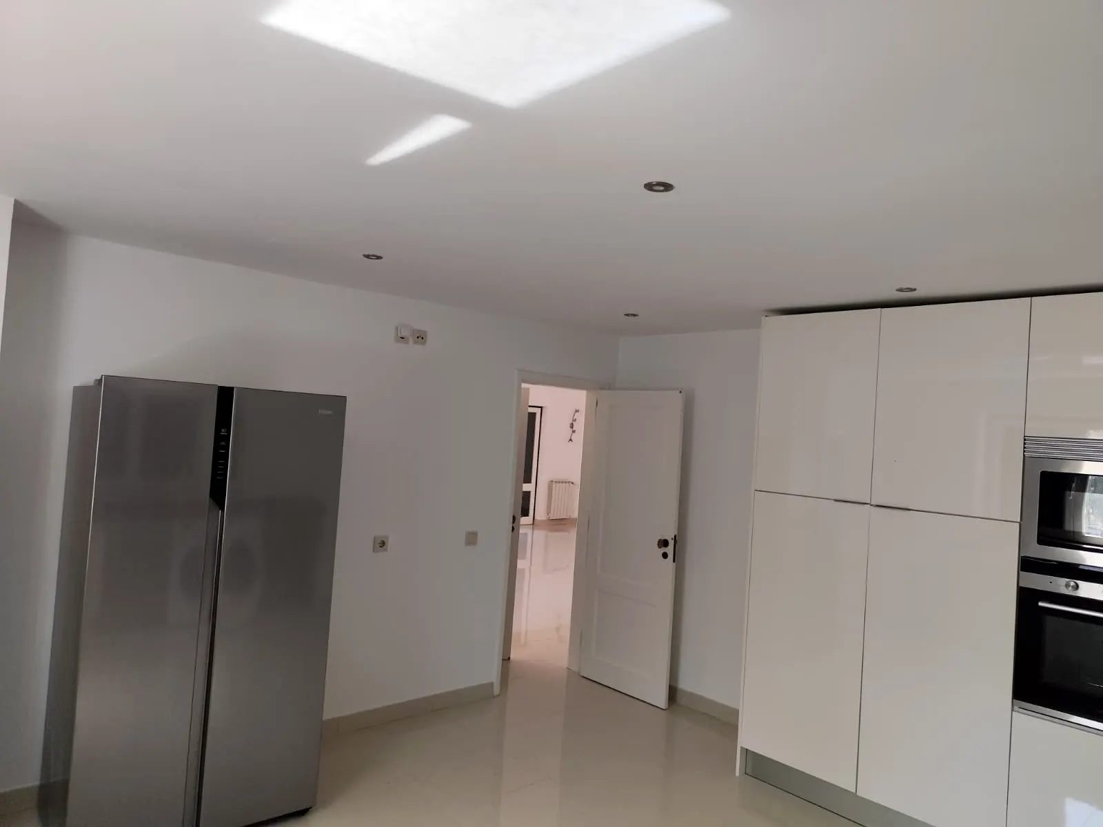Cozinha com teto e paredes pintados em branco