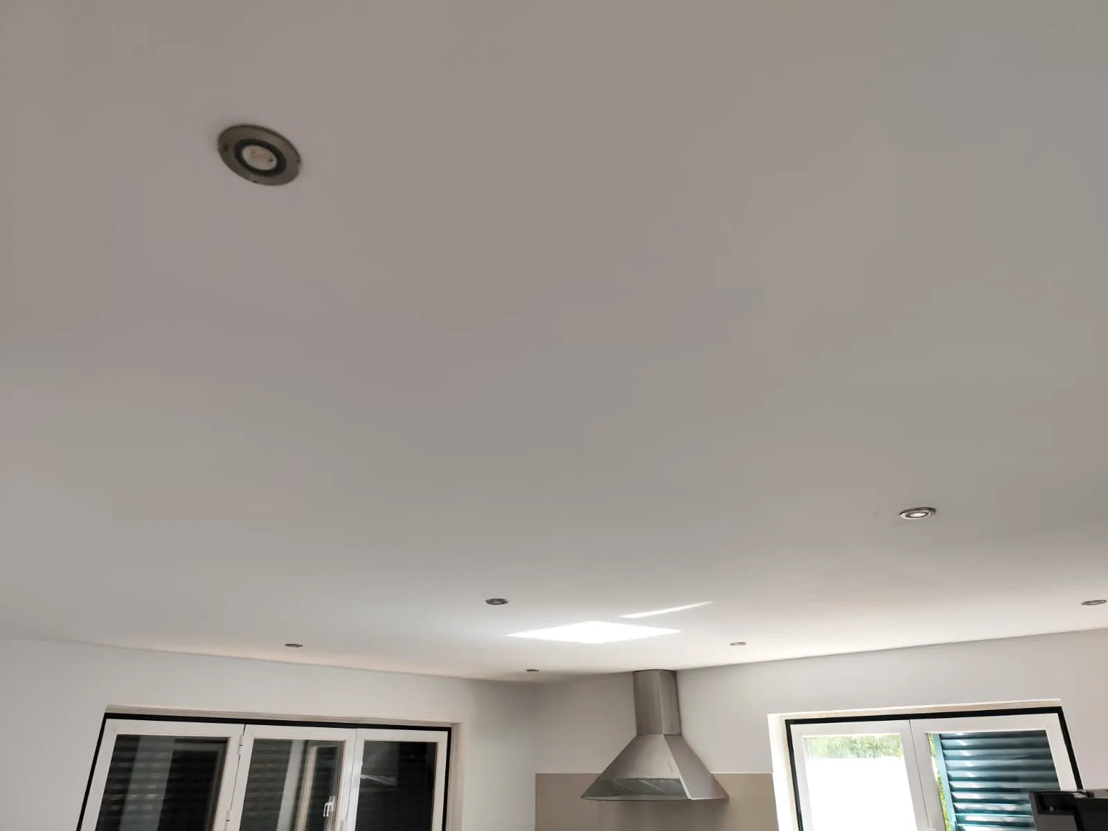 Teto de cozinha pintado com focos embutidos